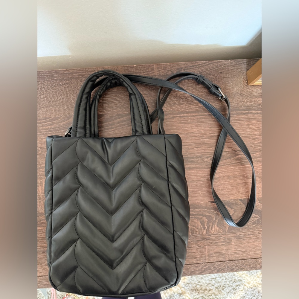 Vera Wang Black Tote Bag with Structured Design